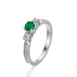 Pierścionek z szmaragdem i brylantami białe złoto AJPZ_088